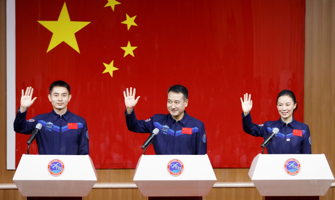 China enviará três astronautas a estação espacial no sábado