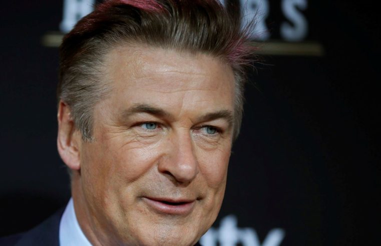 Alec Baldwin dispara arma cenográfica em set de filmagem e diretora de fotografia morre