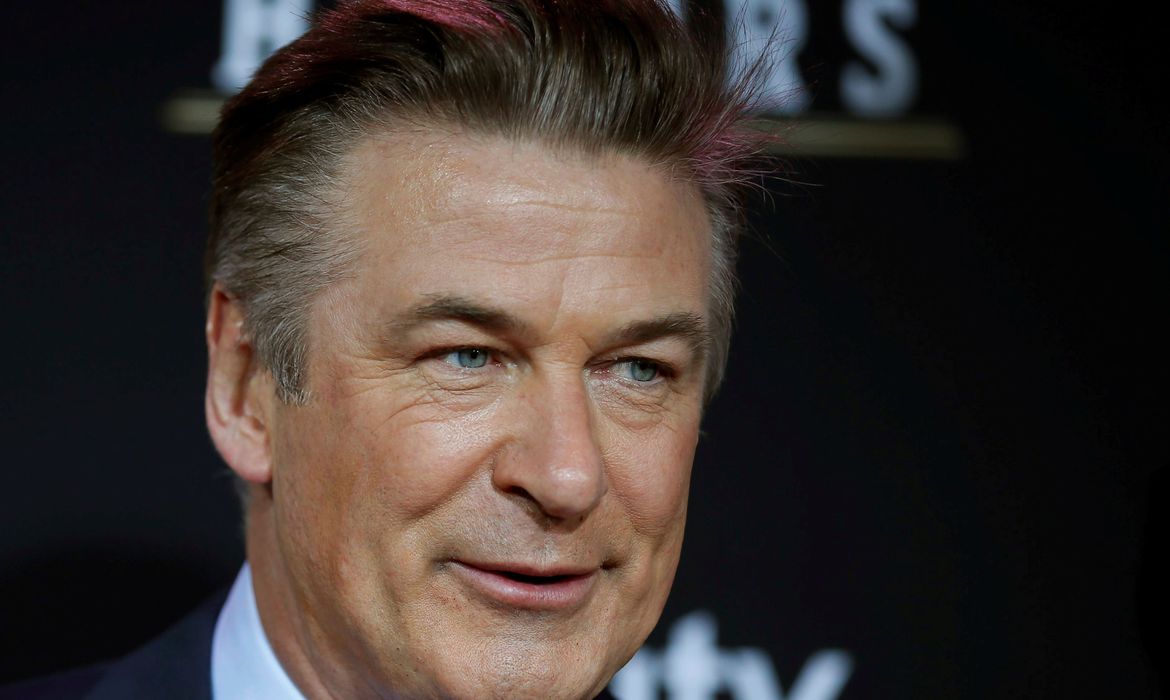 Alec Baldwin dispara arma cenográfica em set de filmagem e diretora de fotografia morre