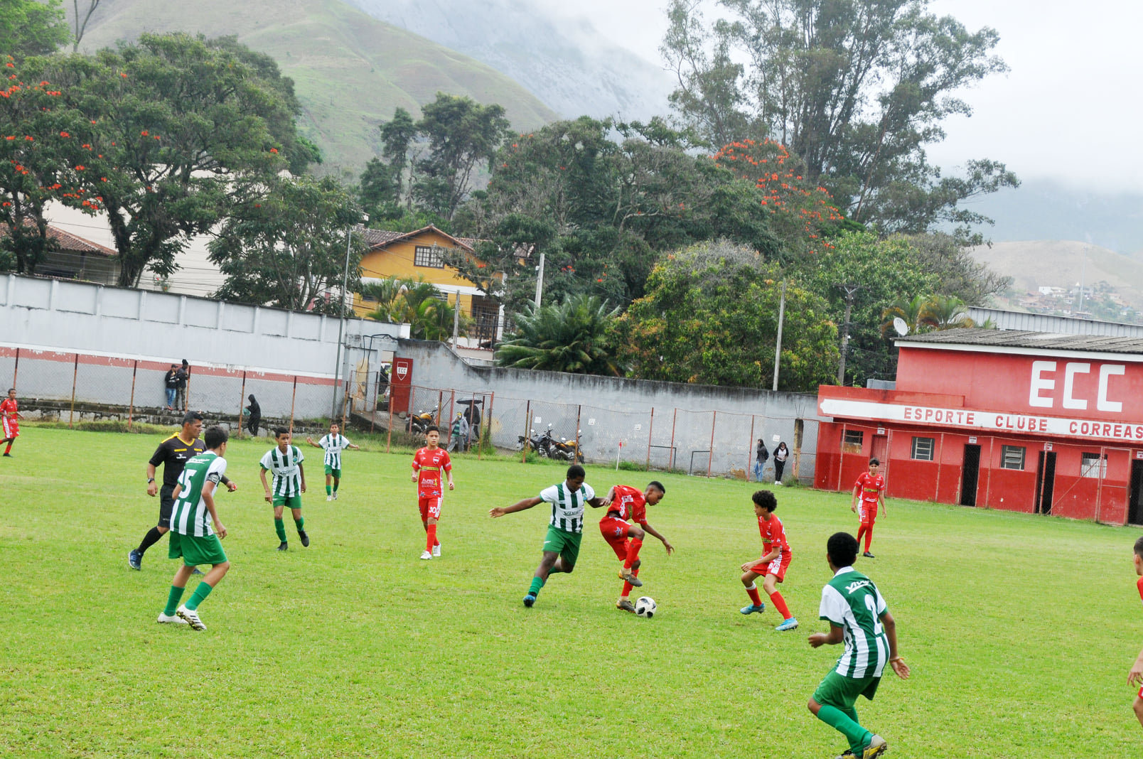 Futebol de Campo nas categorias de base tem disputas neste domingo em Petrópolis (24)