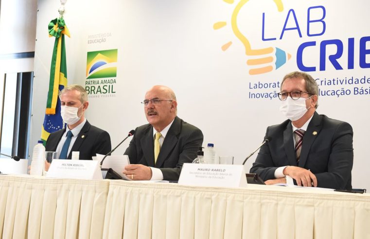 É preciso capacitar professores para mundo pós-pandemia, diz ministro