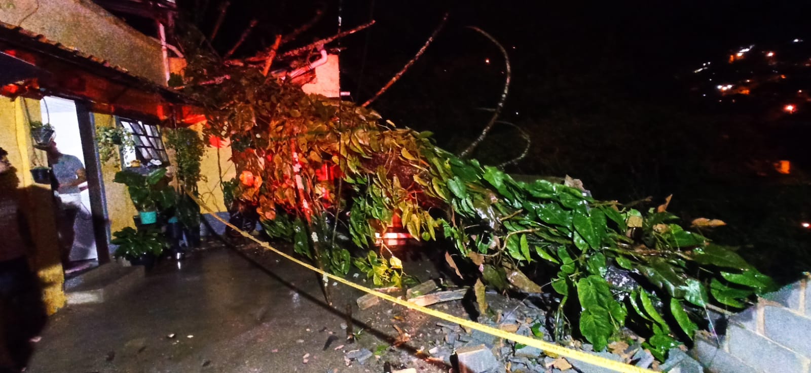 Equipes da Defesa Civil atuam no atendimento a ocorrências causadas por forte chuva na noite do último domingo