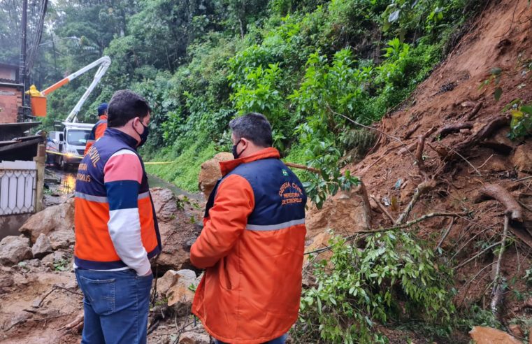 Rua João Xavier permanece interditada após deslizamento