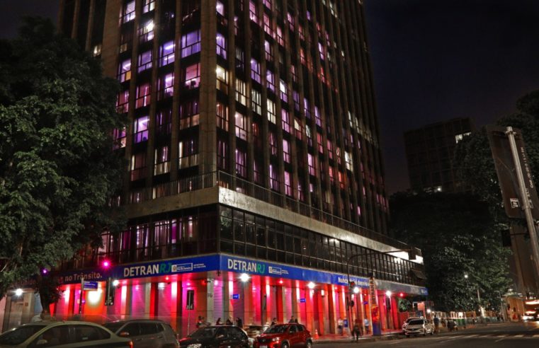 Detran ilumina edifício-sede do Centro em homenagem ao Outubro Rosa