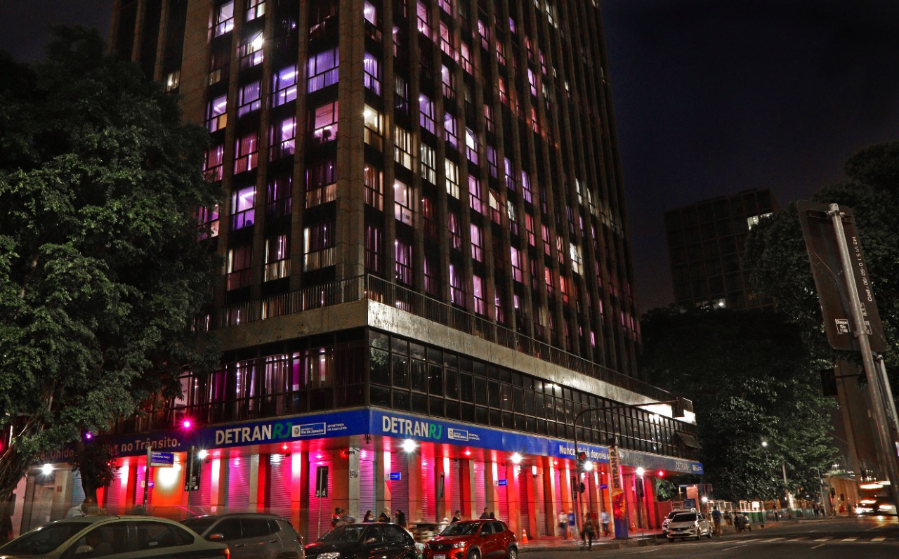 Detran ilumina edifício-sede do Centro em homenagem ao Outubro Rosa