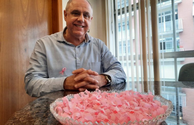 CDL Petrópolis adere à campanha Outubro Rosa e distribui lacinhos para o comércio local