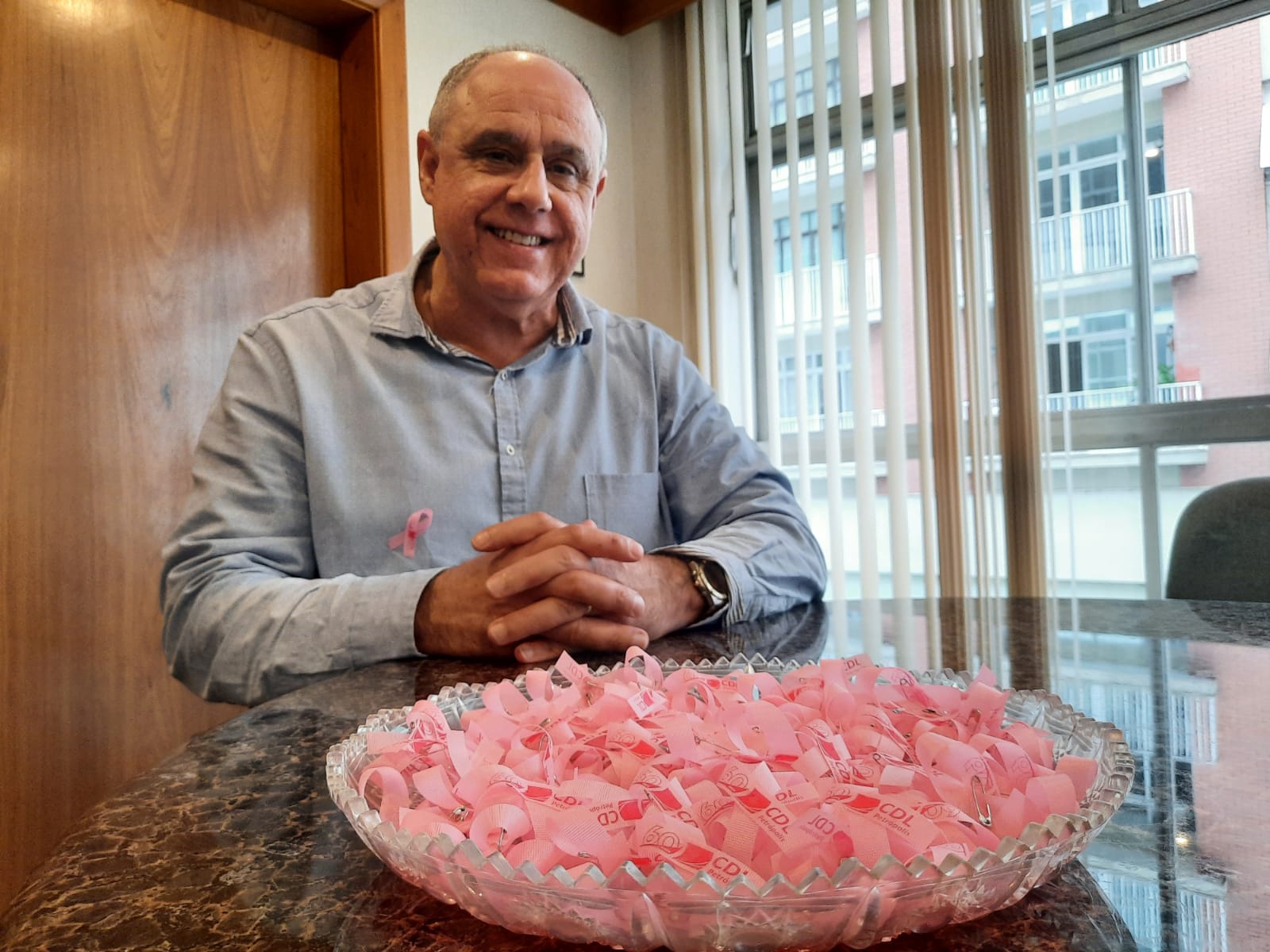 CDL Petrópolis adere à campanha Outubro Rosa e distribui lacinhos para o comércio local