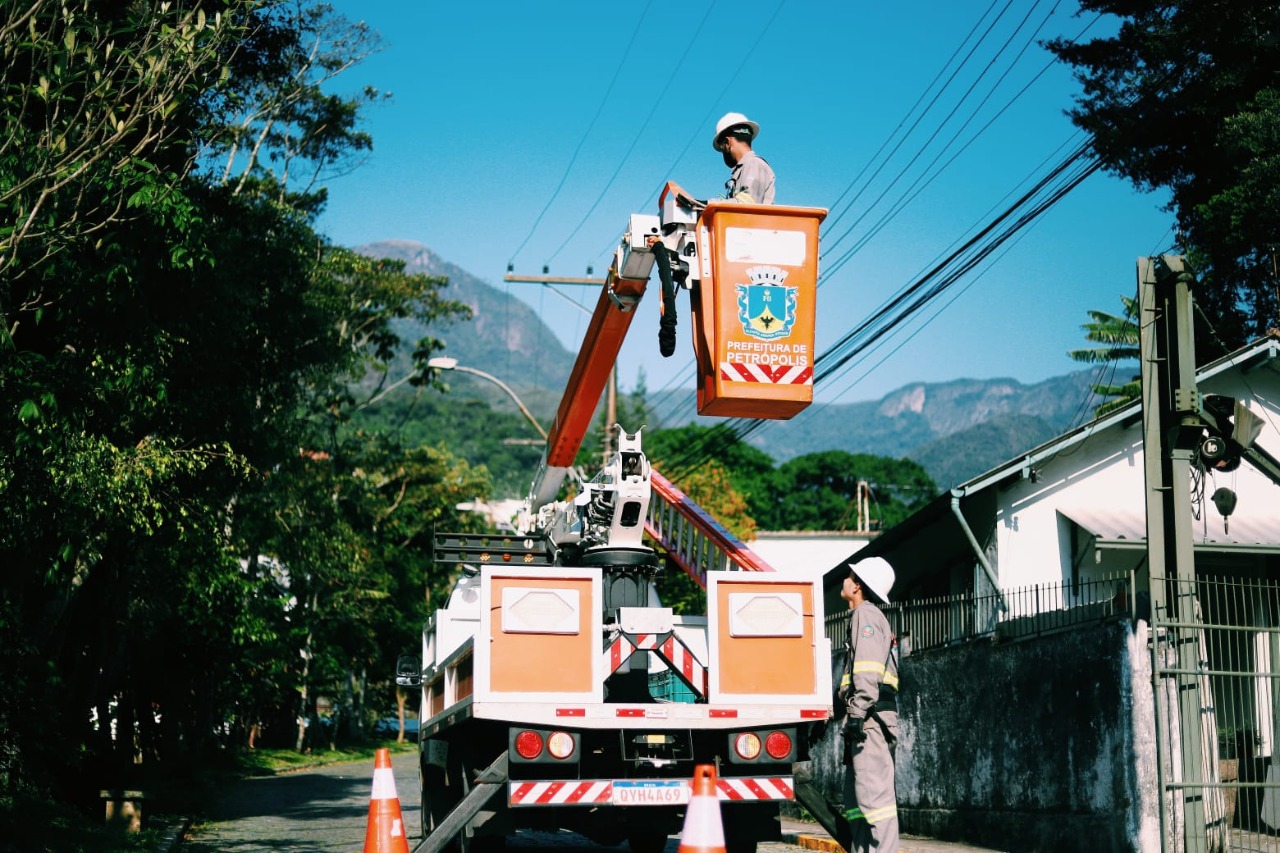Pedidos de manutenção da iluminação pública de Petrópolis podem ser feitos por site e APP