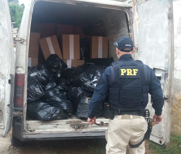 Operação Égide: PRF apreende Van carregada com mais de mil mercadorias falsificadas na BR-040