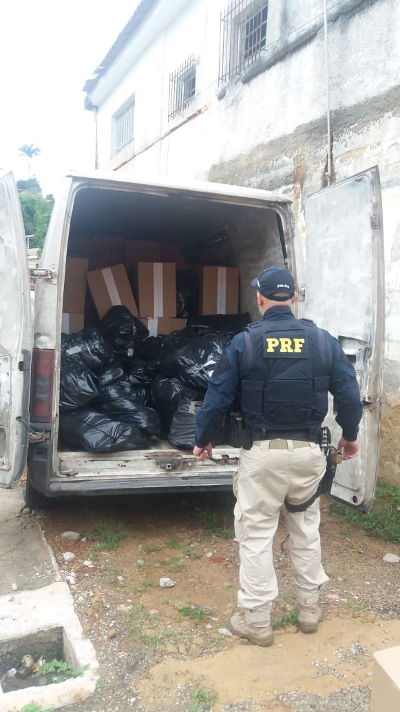 Operação Égide: PRF apreende Van carregada com mais de mil mercadorias falsificadas na BR-040