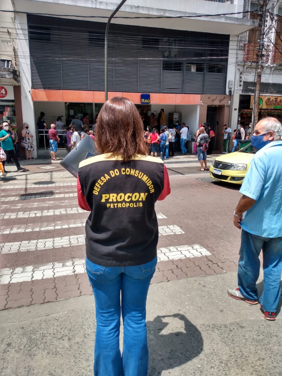 Procon Petrópolis autua novamente agência bancária por demora no atendimento