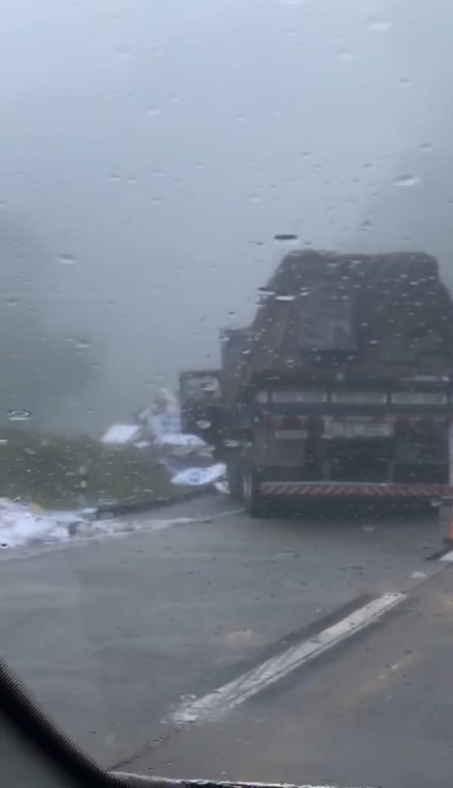 Uma pessoa fica ferida após acidente na descida da serra de Petrópolis