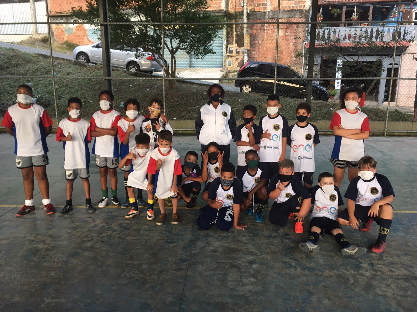 Alunos do Projeto Transformando Vidas Pelos Esporte disputam amistosos contra escolinhas de Petrópolis