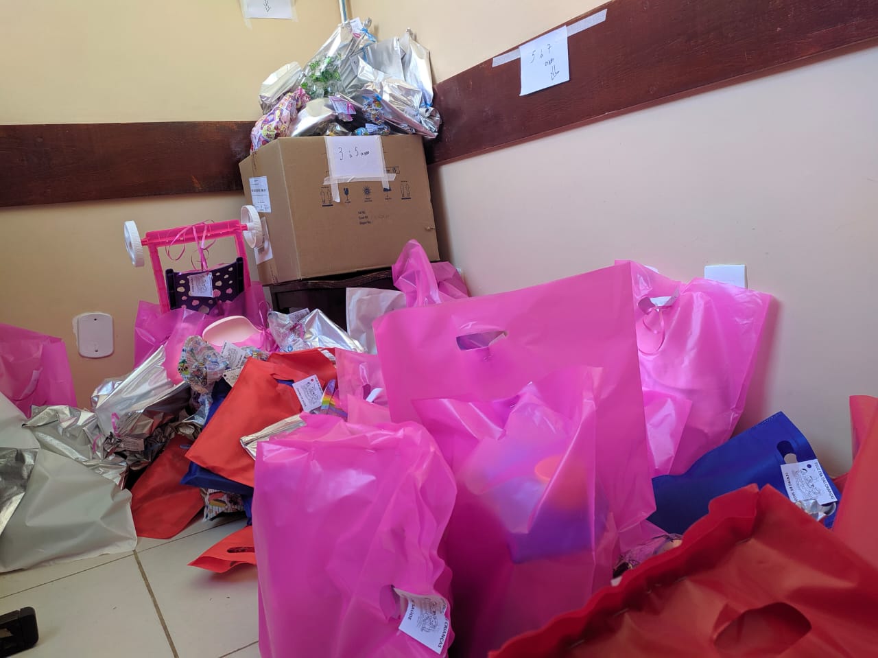 Crianças atendidas na pediatria do Centro de Saúde recebem doação de brinquedos