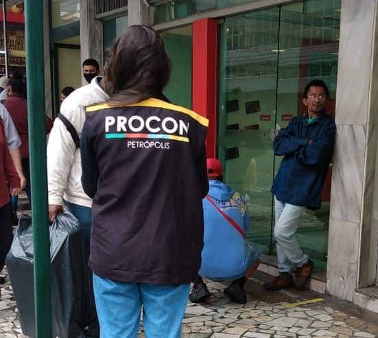 Procon Petrópolis multa banco por demora no atendimento