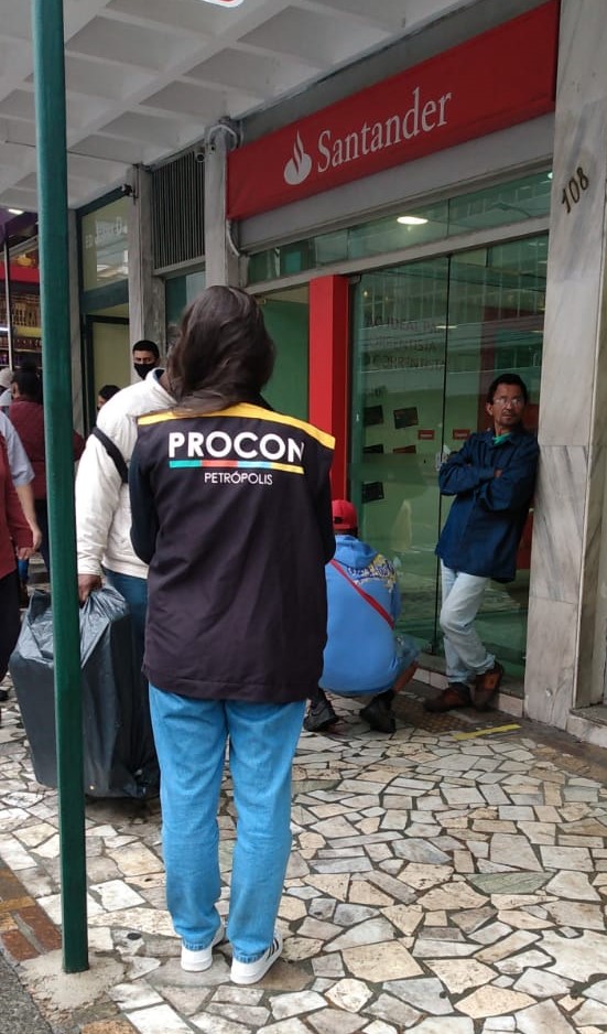 Procon Petrópolis multa banco por demora no atendimento
