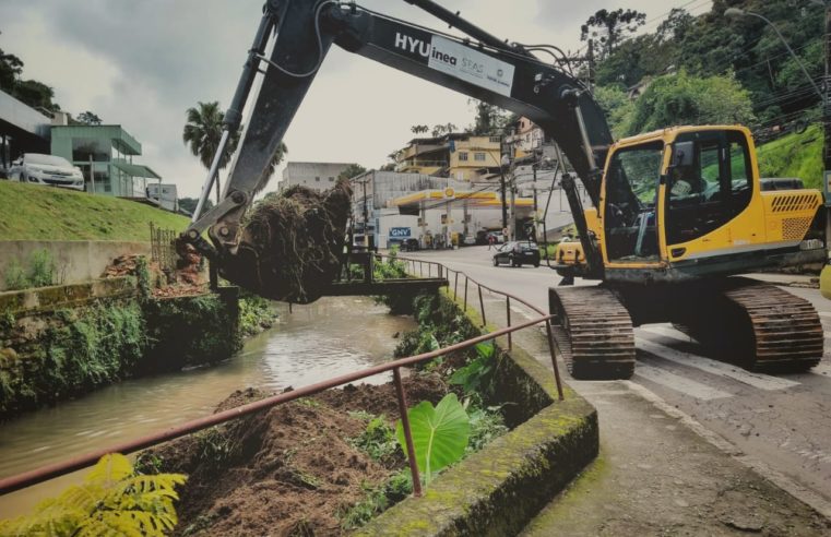 Trabalho de desassoreamento do Rio Quitandinha começa a ser realizado