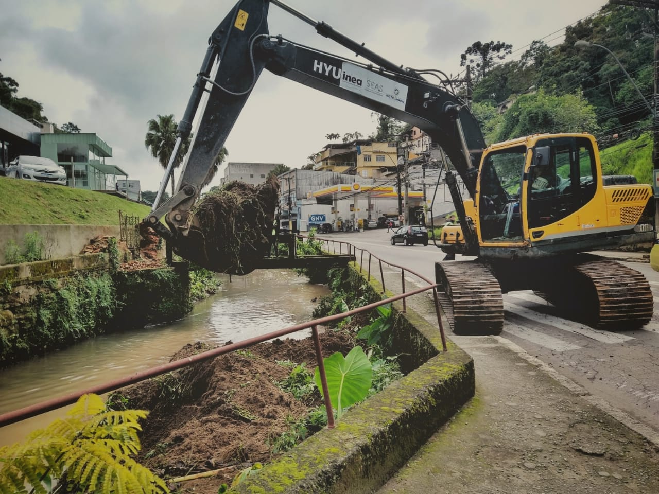 Trabalho de desassoreamento do Rio Quitandinha começa a ser realizado