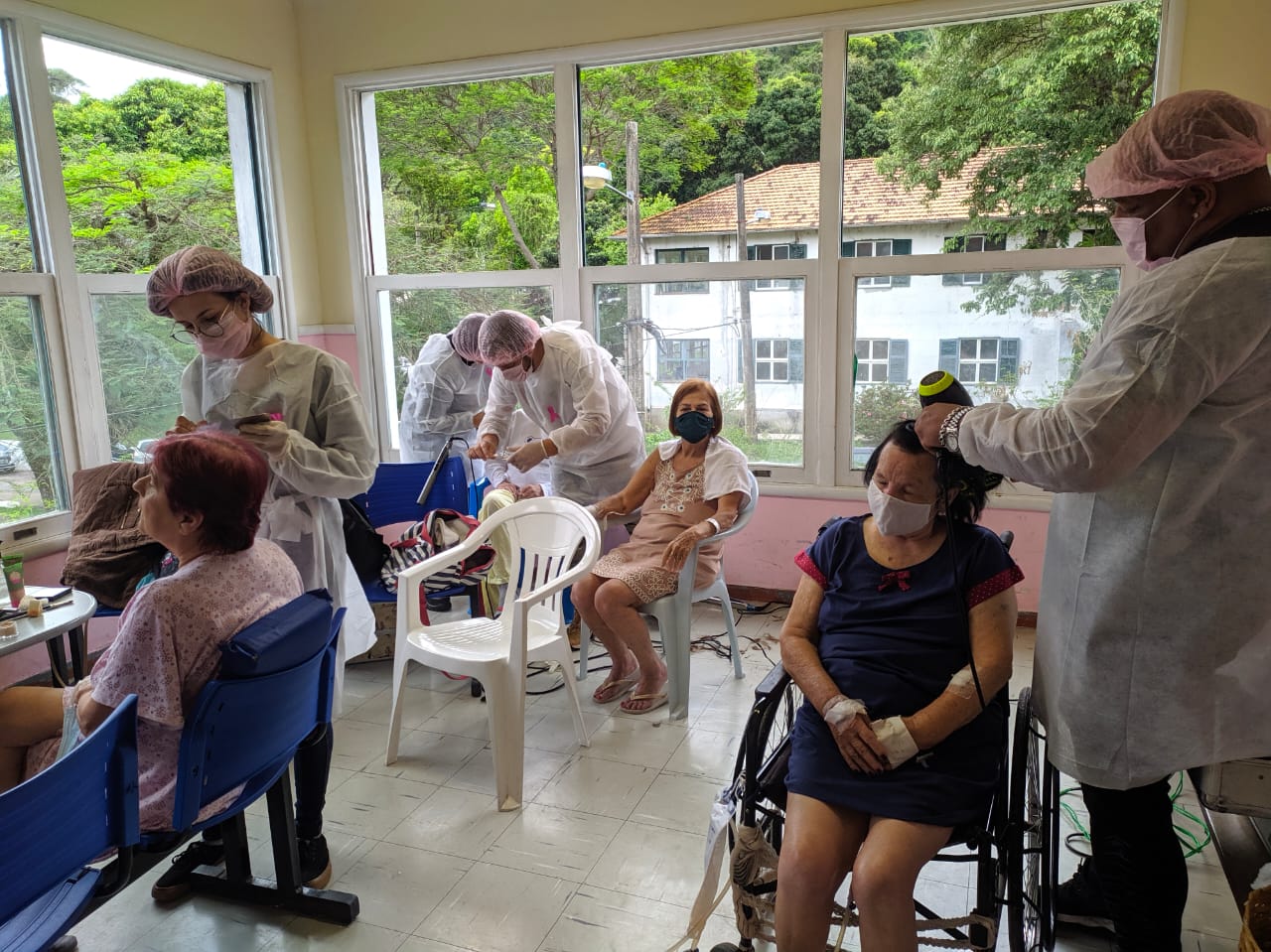 Pacientes do Hospital Alcides Carneiro ganham dia de beleza em Petrópolis
