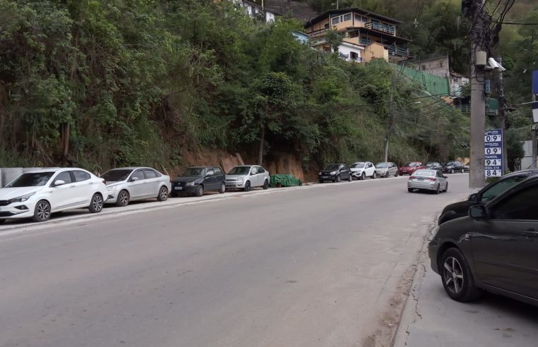 Calçada recém-feita na Estrada União e Indústria já virou estacionamento irregular