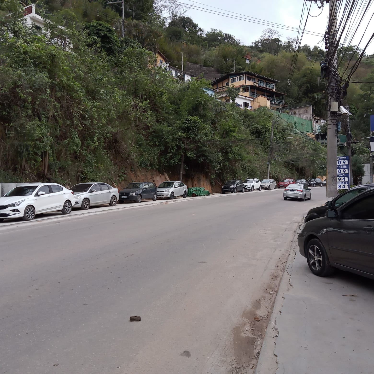 Calçada recém-feita na Estrada União e Indústria já virou estacionamento irregular