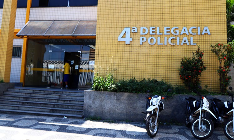Falsos despachantes que atuam no entorno do Detran RJ são levados para delegacia