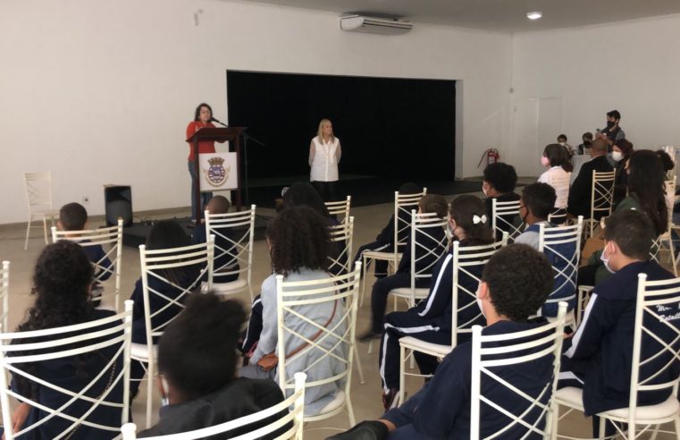 Projeto Literatura na Escola em parceria com o Elos Clubes e Prefeitura premia alunos da rede municipal