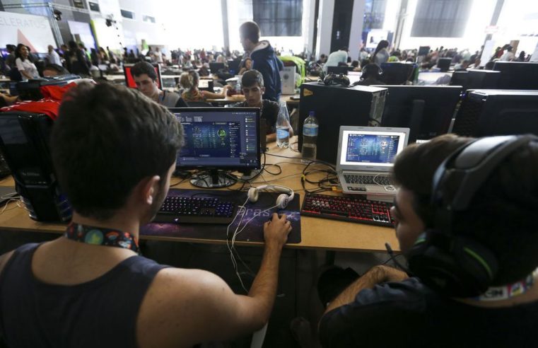 Estudantes podem participar de curso de programação gratuito na USP