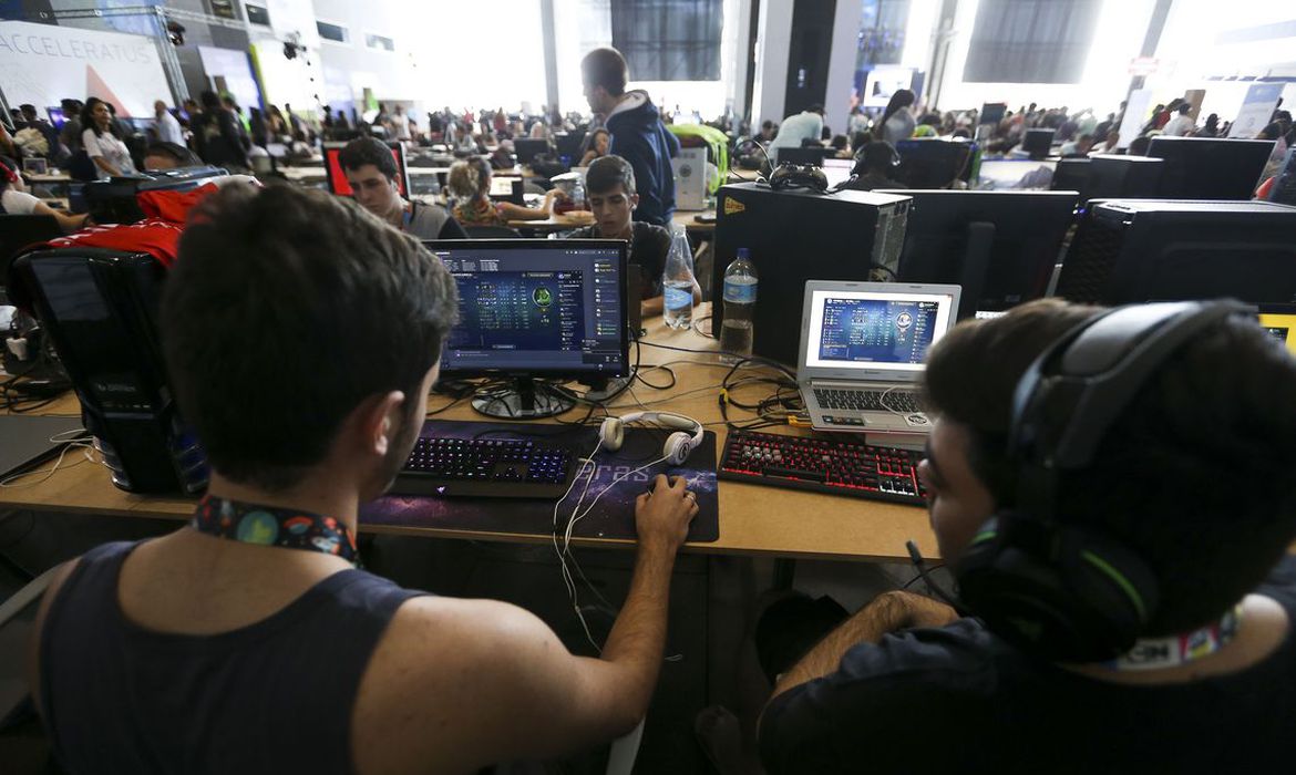 Estudantes podem participar de curso de programação gratuito na USP