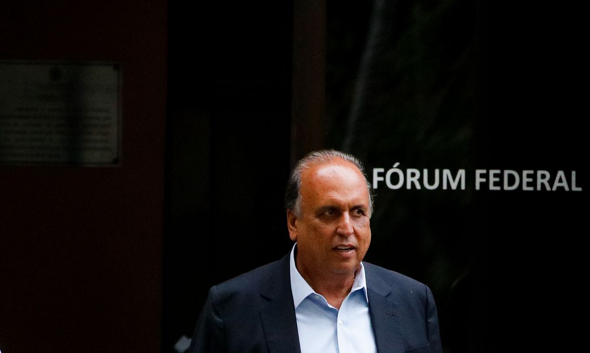 Ex-governador Pezão retira tornozeleira eletrônica