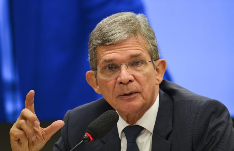 Presidente da Petrobras diz que sofre para informar alta de preços