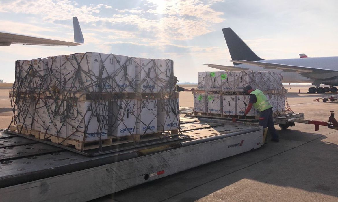 Covid-19: país recebe lote com 2,4 milhões de vacinas da Pfizer