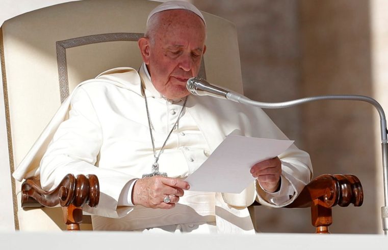Papa agradece jornalistas por ajudarem a mostrar escândalos na Igreja
