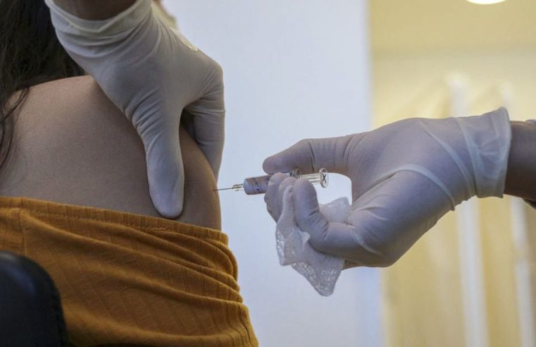 Petrópolis anuncia dose de reforço cinco meses após a segunda dose, em pessoas a partir de 18 anos