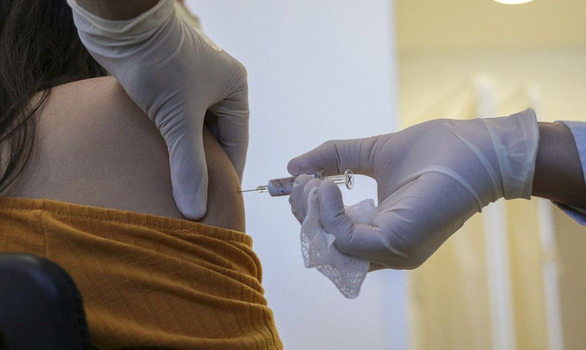 Petrópolis anuncia dose de reforço cinco meses após a segunda dose, em pessoas a partir de 18 anos