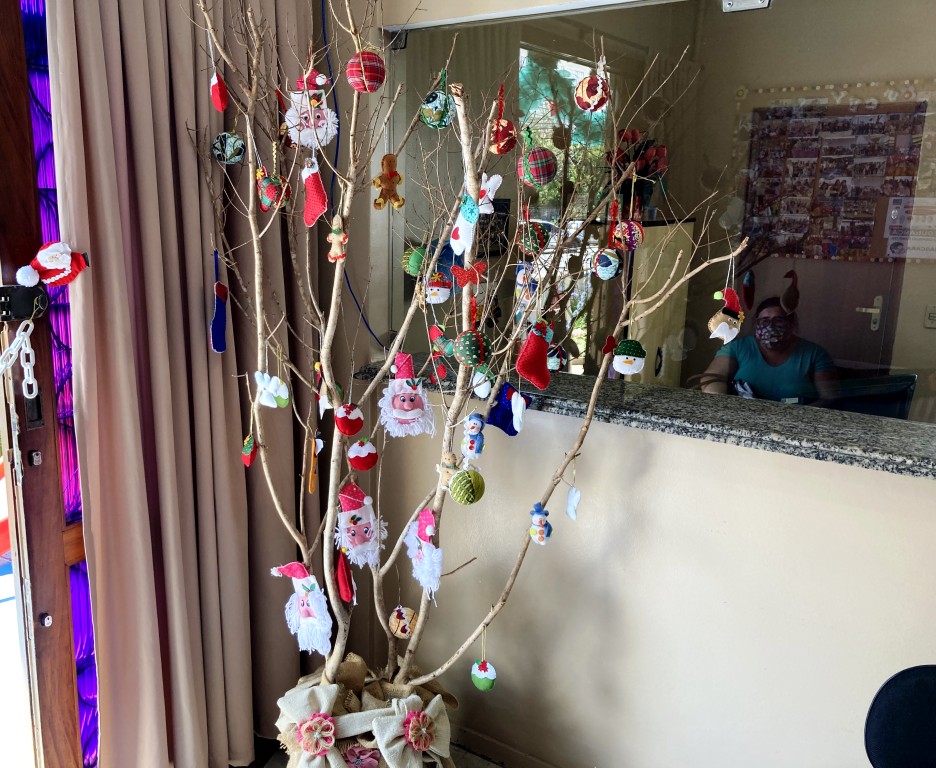 CRAS Alto, em Teresópolis, produz decoração natalina para a unidade através de sua oficina de artesanato