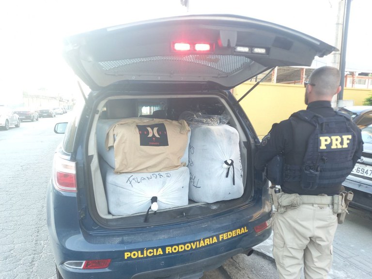 PRF apreende centenas de roupas falsificadas na Baixada Fluminense