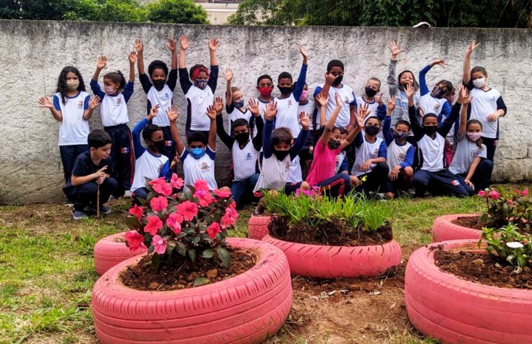 Balões vermelhos com sementes e plantio de mudas em escolas anunciam o lançamento do programa ‘Ter&ecirc Tão Bela’