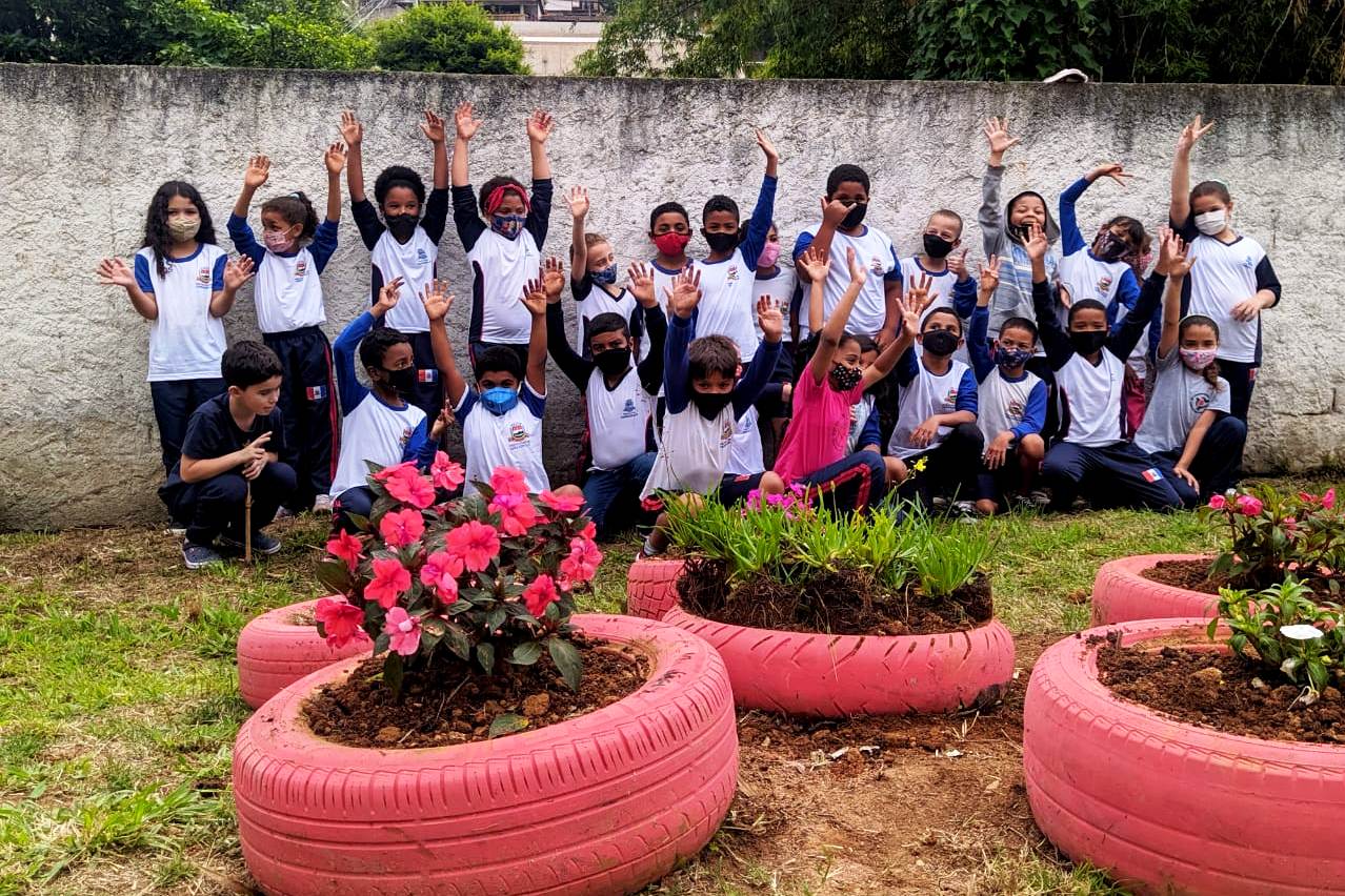 Balões vermelhos com sementes e plantio de mudas em escolas anunciam o lançamento do programa ‘Terê Tão Bela’