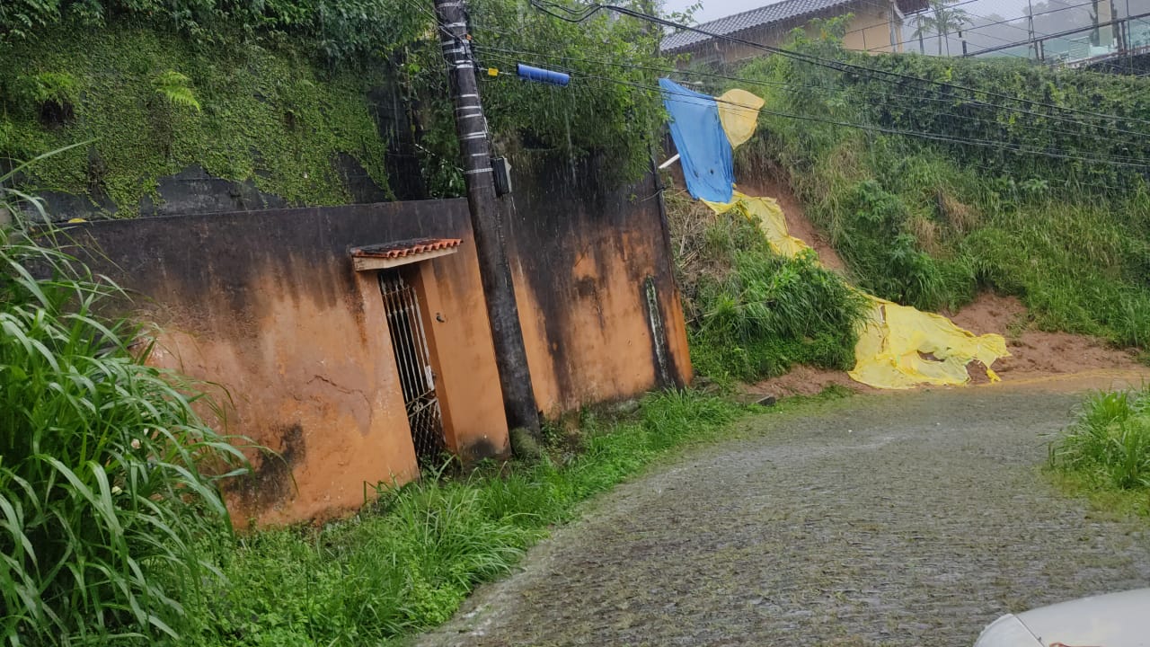 Equipes da Defesa Civil atuam em conjunto com a Assistência Social para o atendimento a famílias em áreas de risco