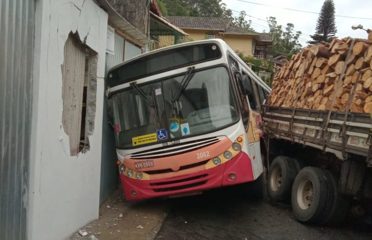 Motorista de caminhão colide em ônibus no Morin após perder o controle do veículo