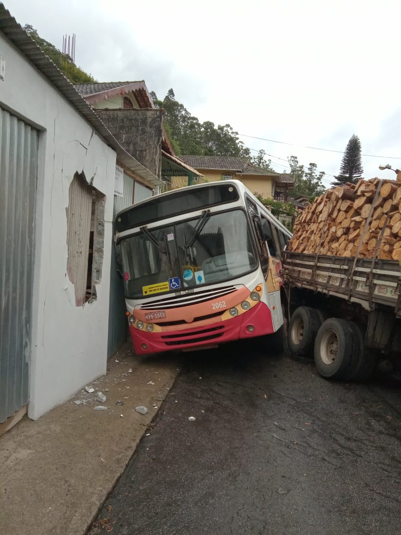 Motorista de caminhão colide em ônibus no Morin após perder o controle do veículo