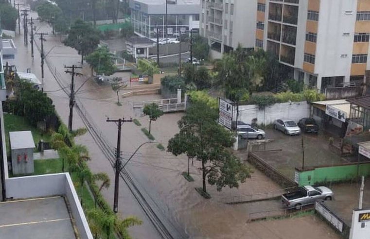 Rua Coronel Veiga alaga e ônibus precisam ter rota desviada