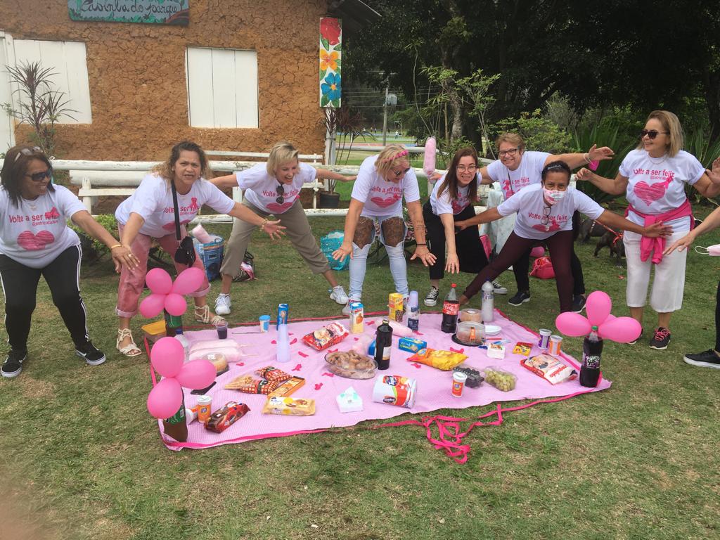 Vitoriosas do câncer de mama realizam picnic em comemoração ao Outubro Rosa