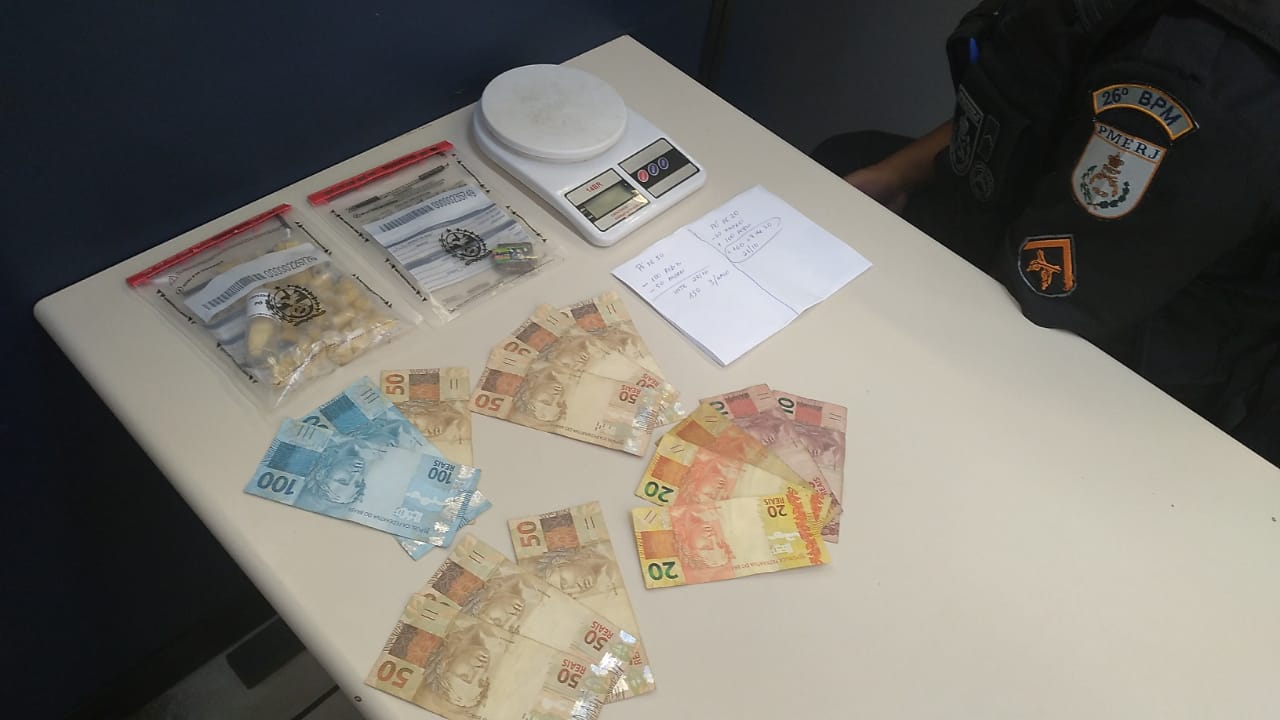 Polícia Militar realiza apreensões de drogas em diferentes bairros de Petrópolis
