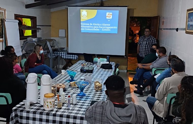 Defesa Civil realiza treinamento com moradores do Floresta para a implementação do Sistema de Alerta e Alarme Alternativo para Escorregamentos