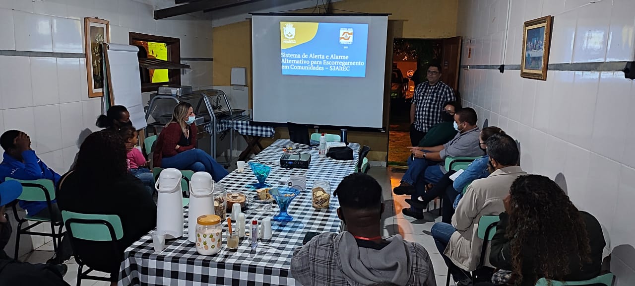 Defesa Civil realiza treinamento com moradores do Floresta para a implementação do Sistema de Alerta e Alarme Alternativo para Escorregamentos