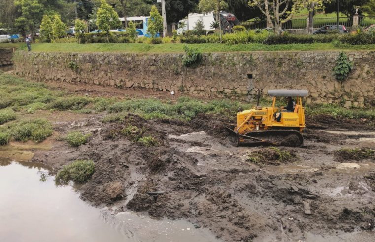 Prefeitura inicia trabalho para desassoreamento e limpeza do Rio Piabanha, no Centro