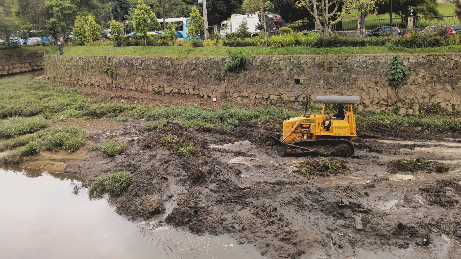 Prefeitura inicia trabalho para desassoreamento e limpeza do Rio Piabanha, no Centro