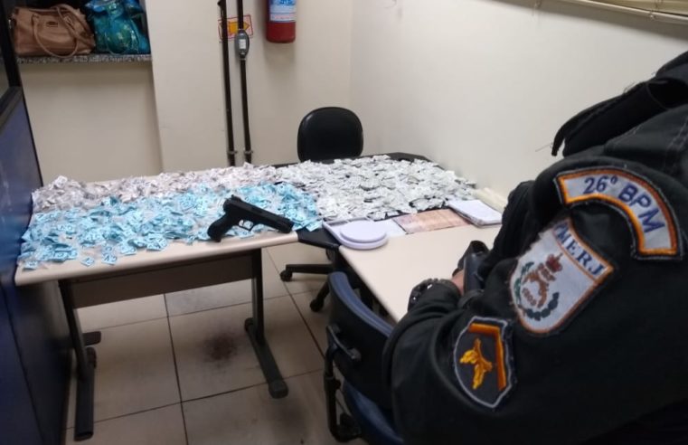 Homem é preso em flagrante com simulacro de pistola e drogas no bairro Floresta